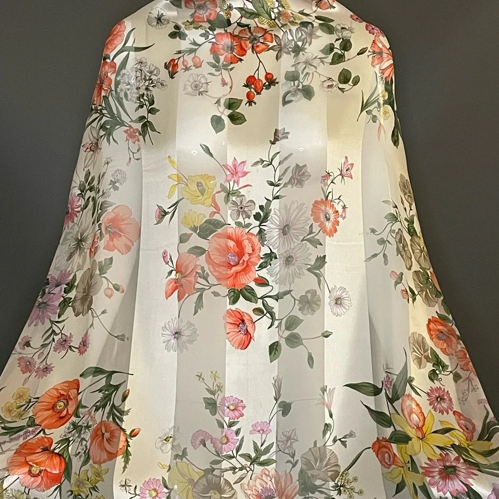 Lovely Valentino Garavani Silk Scarf Floral 34 In Excellent Condition